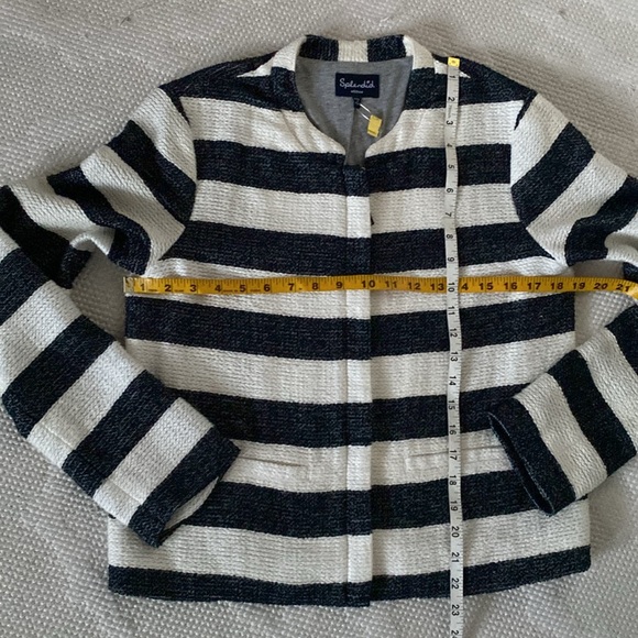 Splendid navy/cream wide strip, textured short blazer! Zip closure Size Medium - Picture 11 of 17
